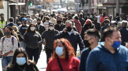 El uso obligatorio de las mascarillas en exteriores tiene los días contados, a tenor del anuncio de ayer del presidente Sánchez.
