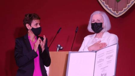 Teresa Catalán, en el momento de recibir el Príncipe de Viana.
