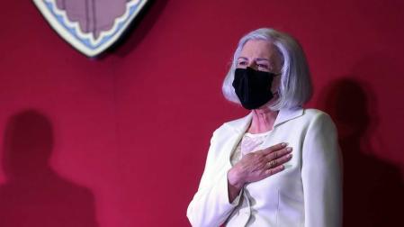 La iglesia del convento de los Franciscanos de Olite ha acogido la entrega del premio Príncipe de Viana de la Cultura 2021 a Teresa Catalán. La investigadora y compositora ha recibido de manos de la presidenta de Navarra galardón en un acto en Olite en el que ha instado a mirar la música como "un bien social" y no a la cultura como "instrumento de poder".

Los mensajes poniendo en valor la diversidad y la pluralidad se han sucedido en las intervenciones que han tenido lugar en la iglesia del convento de los Franciscanos, que ha acogido la ceremonia presidida por Chivite, junto con el presidente del Parlamento de Navarra, Unai Hualde, la alcaldesa de Olite, Maite Garbayo y la consejera de Cultura y Deporte, Rebeca Esnaola.

Junto a ellos y la premiada se encontraba en el estrado Patxi Larrañaga, compositor y uno de los fundadores del Iruñeako Taldea, junto con Teresa Catalán, Josep Vicent Egea, Koldo Pastor y Jaime Berrade, quien ha glosado su figura asegurando que "se salió del mapa" y que ha logrado una "música que ni los de un lado pueden despreciar ni a los del otro les resulta incomprensible".