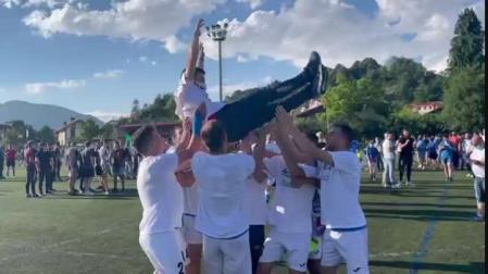 Vïdeo con el manteo al entrenador del Ardoi