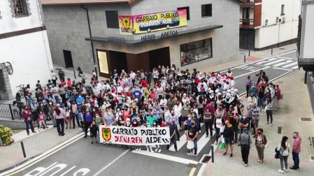 Imagen de la concentración de las ocho de la tarde del viernes junto al edificio multiusos de Leitza.