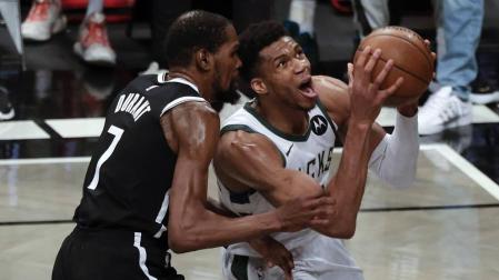 Giannis Antetokounmpo y Kevin Durant protagonizaron un un memorable duelo.
