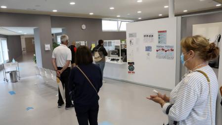Colas, habituales en admisión, en el centro de Mutilva.