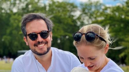 Álvaro Morcillo, con su esposa Bianca y su hija en uno de los parques de Londres.