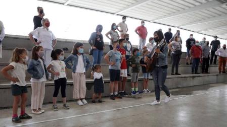 Marta Peruga junto a los alumnos, un grupo con integrantes desde los 6 hasta los 79 años.
