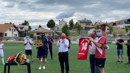 Cuesta entrega la camiseta en recuerdo de Santxo Lamberto.
