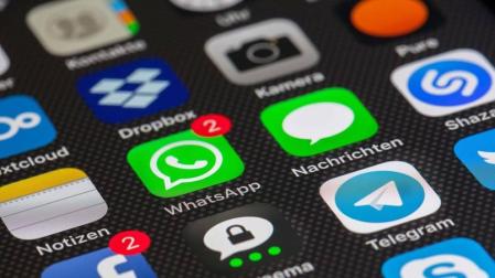 Pantalla de un móvil con redes sociales