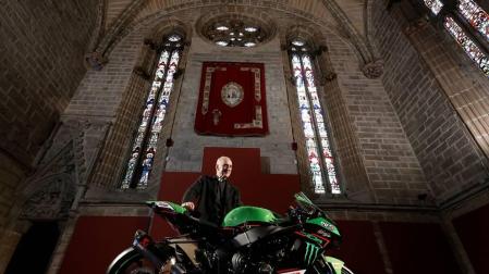 El deán de la catedral de Pamplona, Carlos Ayerra, posa con la moto del campeón Jonathan Rea.