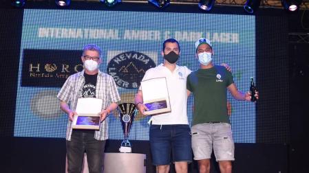 Pedro Madorrán y Carlos Orta -2º y 3º de izda. a dcha.- con el premio del Barcelona Beer Challenge.