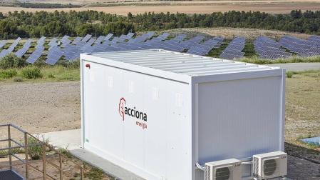 Acciona conecta la primera planta de almacenamiento renovable con baterias recicladas