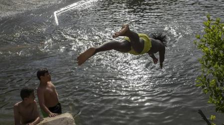Pamplona carece de una Ordenanza para regular los saltos y baños en el río