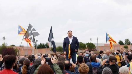 Los presos del procés han abandonado la cárcel pasadas las 12.00 horas de este miércoles después de que el Tribunal Supremo ha ordenado su excarcelación en aplicación del indulto parcial del Gobierno, que conmuta el tiempo que les quedaba por cumplir de las penas de entre nueve y trece años de prisión.