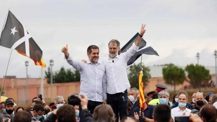 Los presos del procés han abandonado la cárcel pasadas las 12.00 horas de este miércoles después de que el Tribunal Supremo ha ordenado su excarcelación en aplicación del indulto parcial del Gobierno, que conmuta el tiempo que les quedaba por cumplir de las penas de entre nueve y trece años de prisión.