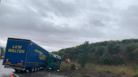 Atascos en la Ronda de Pamplona por la salida de vía de un camión en Tajonar