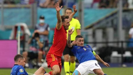 Verratti pelea por un balón en el partido que enfrentó a Italia y Gales.