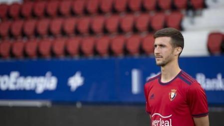 Osasuna presenta su primera equipación: estilo clásico y con el escudo de Navarra