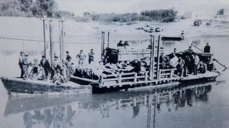 Una imagen de la barca de Buñuel transportando a personas, ovejas y un pequeño tractor, tomada a mediados del pasado siglo.