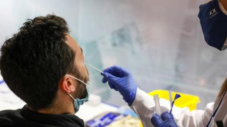 Sanidad notifica 4.507 casos y 18 muertes, con la incidencia subiendo ligeramente a 93