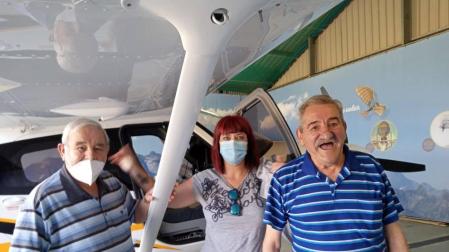 Benjamín Ruiz Lucio, Vanessa Sola Iso y Miguel García Maya, a punto de subir a la avioneta.