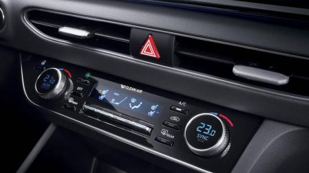 Fotos de los 7 elementos para revisar en un coche antes de salir de viaje. Un chequeo a tiempo puede ahorrarnos averías inesperadas, y lo más importante, tener un desplazamiento seguro.