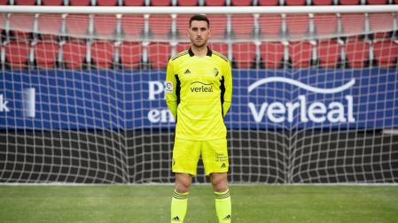 Osasuna presenta las equipaciones que lucirán los porteros la próxima temporada