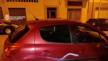 Uno de los coches pintados por la madre y su hijo.