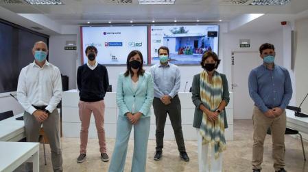 De izda a dcha: Iñaki Soto (Indversis), Iñigo Ayerra (IED), Marián García (Fundación Vicente Ferrer), Eneko Sanz (Nabrawind), Nuria Machicot (Indversis) y Ciro Larrañeta (Tetrace), antes de la videollamada.