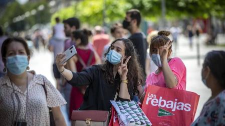 España se ha quitado la mascarilla (solo en exteriores) hace unas horas y la sensación general oscila entre el alivio y la euforia, pero los especialistas y la situación de otros países invitan más bien a la prudencia.