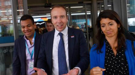 Dimite el ministro de Sanidad británico tras romper normas contra la pandemia