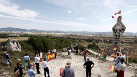 Vox ha celebrado este sábado un acto político en el monumento en recuerdo a la Batalla de Noain, en Salinas de Pamplona.