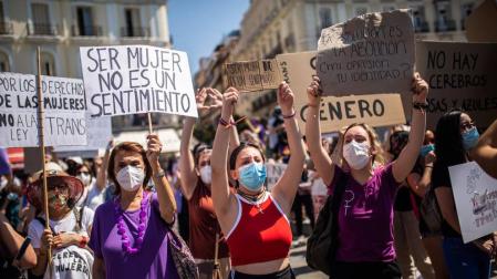 Feministas se manifiestan contra la ley trans: "¡Irene Montero, dimisión!"