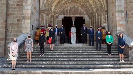 La presidenta de la Comunidad Foral ha presidido por primera vez el homenaje a los reyes y reinas del antiguo Reino de Navarra, celebrado este mediodía con representantes de las instituciones forales en el Monasterio San Salvador de Leyre.