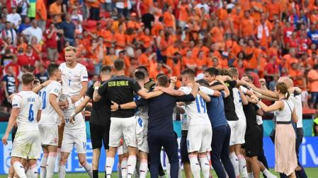 Los jugadores de la República Checa celebran la eliminación de los Países Bajos