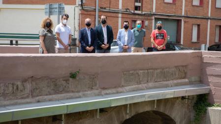 Las autoridades sobre el puente renovado de Cascante.