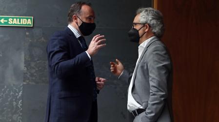 José Javier Esparza y Carlos Pérez-Nievas, en el Parlamento de Navarra.