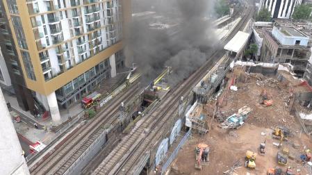Bomberos pelean contra el fuego en la estación Elephant and Castle