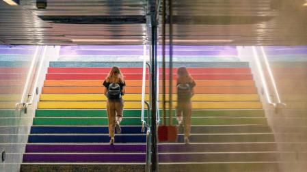 Escaleras de la estación de Metrovalencia de Colón con la bandera arcoíris LGTBI.