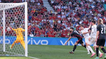 El meta croata Livakovic no puede evitar el gol tras el cabezazo de César Azpilicueta