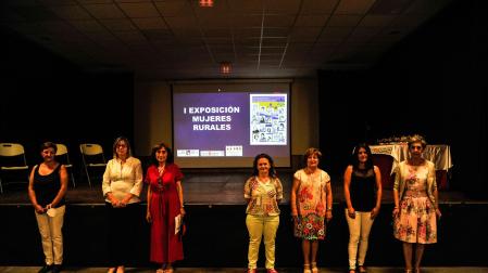 Representantes de las entidades organizadoras -la mancomunidad y las asociaciones de mujeres- en la inauguración de la muestra.
