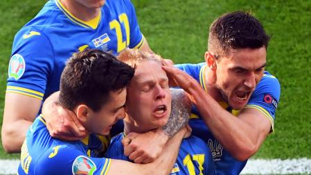 Los jugadores de Ucrania celebran el 1-0, obra de Zinchenko