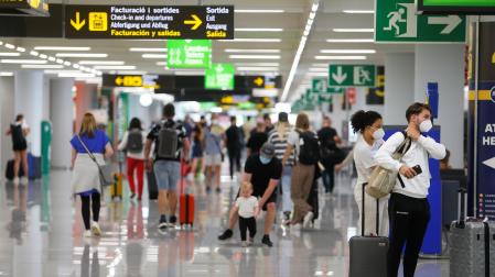Turistas en el aeropuerto de Mallorca