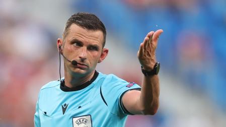 El árbitro británico Michael Oliver