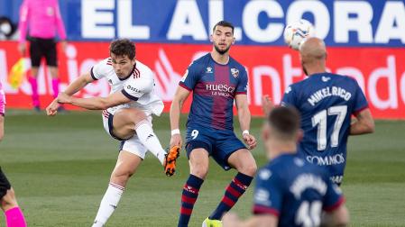 Lucas Torró dispara con la derecha en un partido contra el Huesca