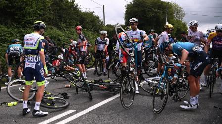 Imagen de la caída masiva en la primera etapa del Tour