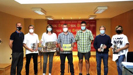 Representantes municipales, del club local y la Federación Navarra en la presentación