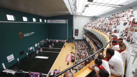 Asistentes a la final femenina del Torneo San Fermín de Pelota a Mano Femenina en el Labrit en el 2019