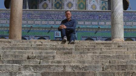 Mikel Ayestarán posa con la Cúpula de la Roca de Jerusalén detrás