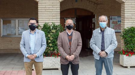 El director general de Administración Local y Despoblación, Jesús Mari Rodríguez, el consejero Ciriza, y el alcalde de Murchante, Luis Sancho, durante la visita para la firma del convenio.