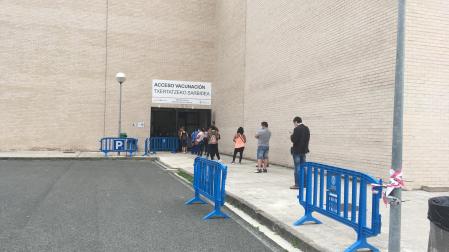 Imagen de la fila para vacunarse en la UPNA, este jueves.