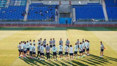 Los jugadores de la selección española atienden a las instrucciones de Luis Enrique en el estadio de San Petersburgo